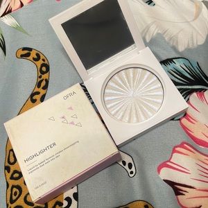 ✨ Ofra x Nikki Tutorials Highlighter Space Baby ✨